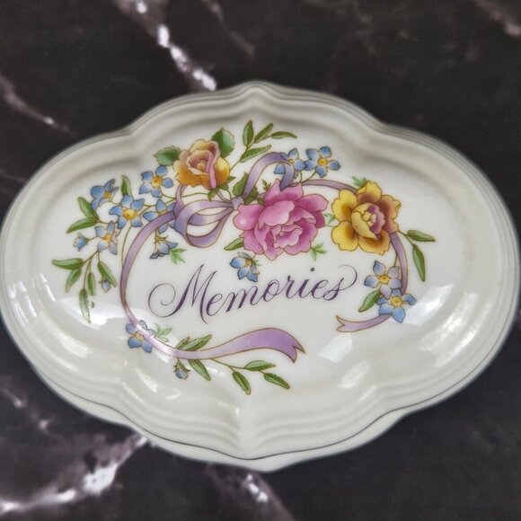 Vintage Avon 1983 Musical Trinket Box "Memories are for Sharing" Porcelain WORKS - Picture 7 of 13